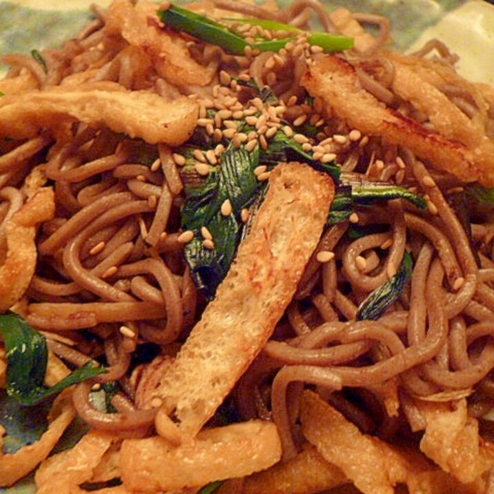 サクサク油揚げとニラの炒め蕎麦